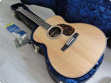 Larrivee Om 04 Gloss Top Sitka/rosewood With Pick Up 2012 Matural