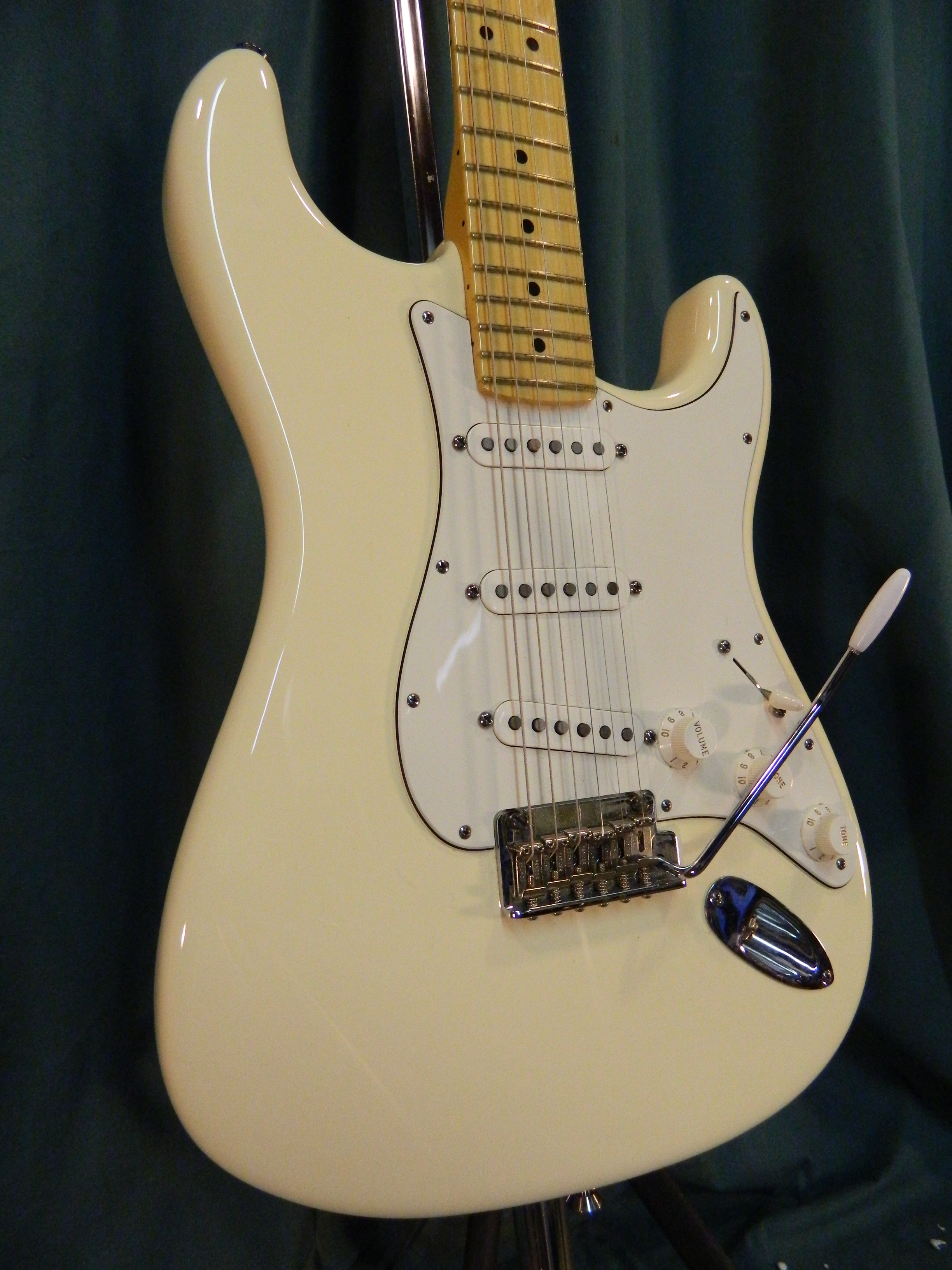 White stratocaster. Fender Stratocaster Olympic White. Fender Stratocaster белый. Fender American Standard Stratocaster White. Fender Olympic White.