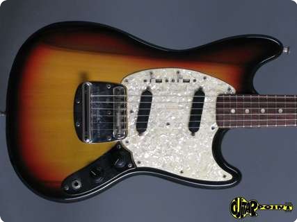 Fender Mustang 1972 3 Tone Sunburst