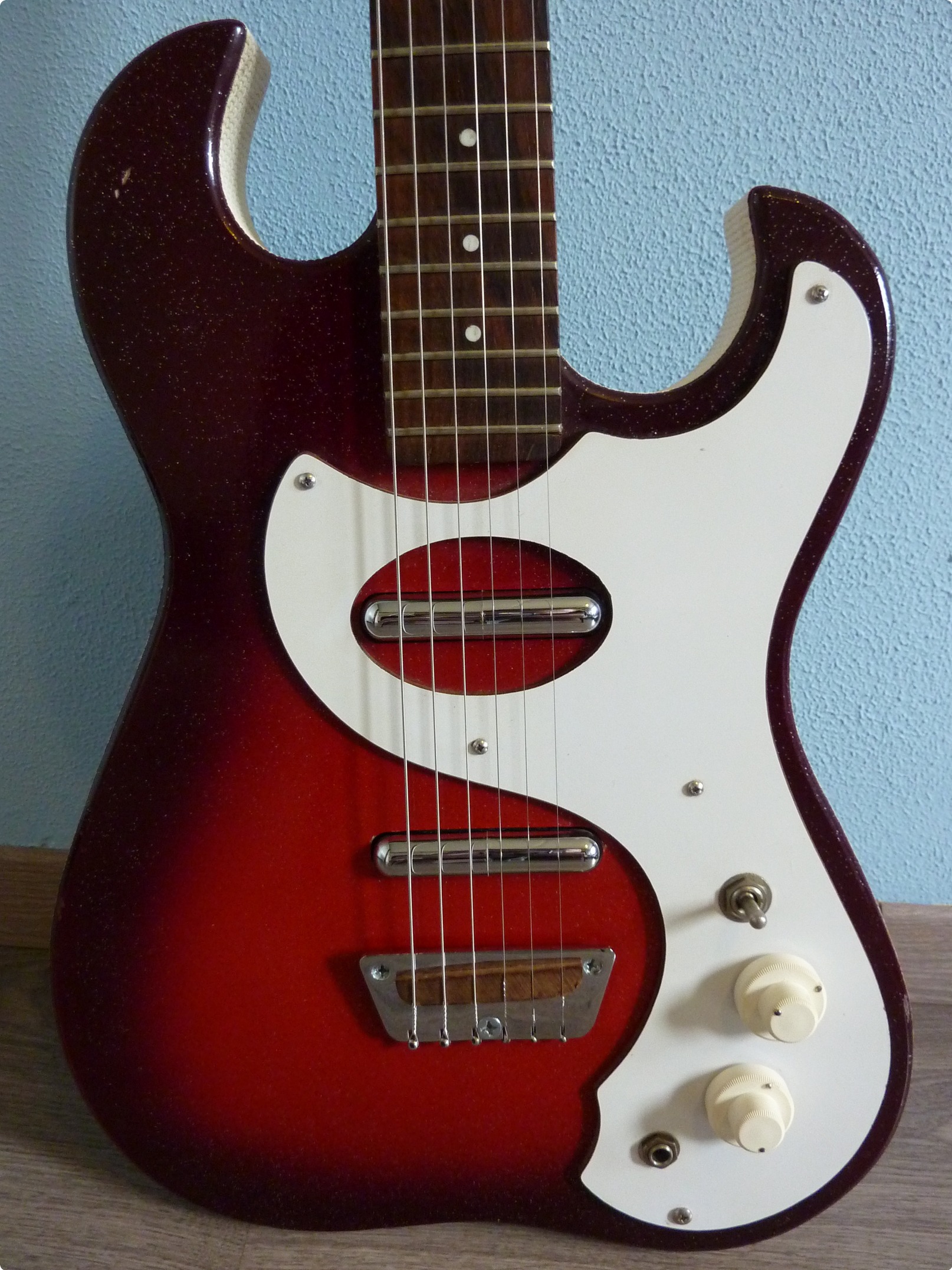 silvertone-1457-amp-in-case-1963-red-sparkle-guitar-for-sale-hender-amps