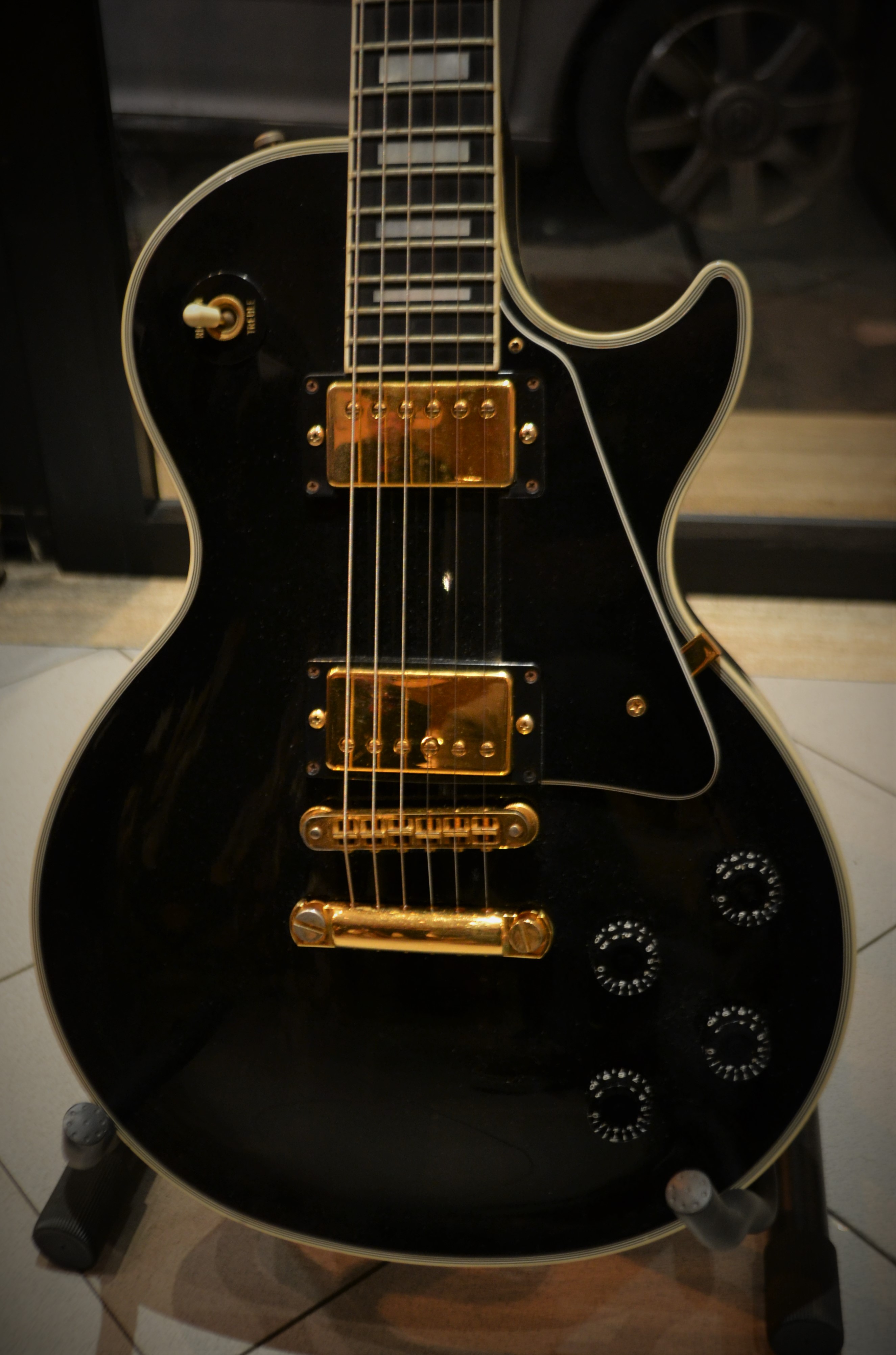 gibson custom black and white