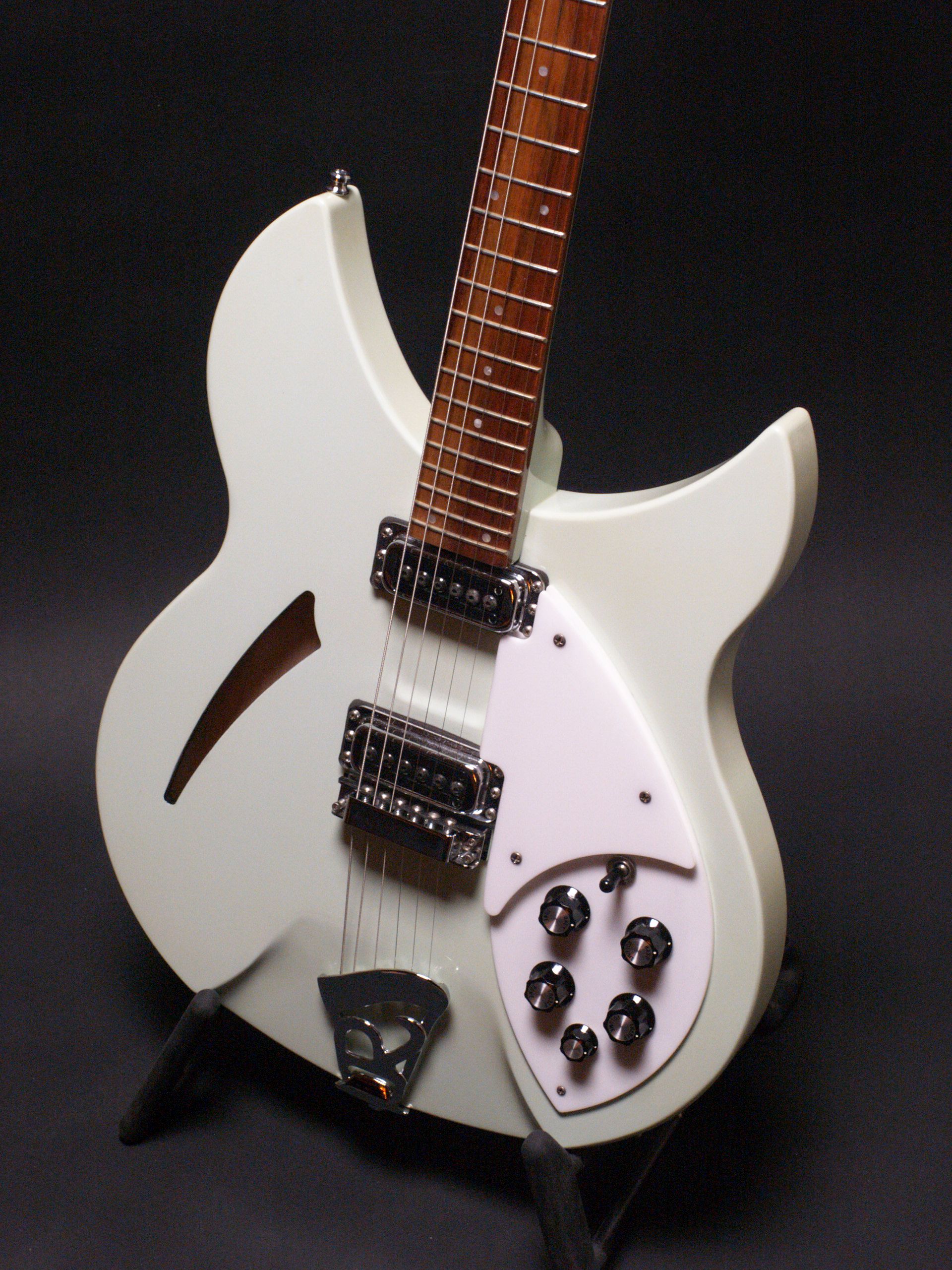 rickenbacker hollow body guitar