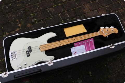 Music Man Cutlass 2016 Ivory White Bass For Sale Martin´s