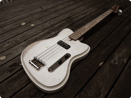 Vuorensaku Guitars T.family Mama Bass Magnolia White