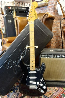 Fender Fender Stratocaster 1975 Black / Black Pickguard 1975 Black / Black Pickguard