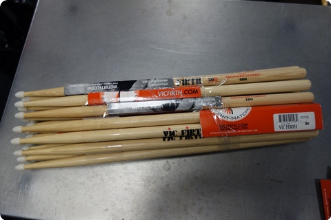 Vic Firth Vic Firth 5bn American Classic Hickory 12 Pair Discounted Nylon Tip