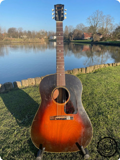 Gibson J 45 (banner) 1944 Sunburst